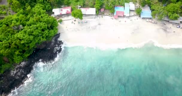 Belle plage vue aérienne en vidéo 4k, plage blanche en bali — Video