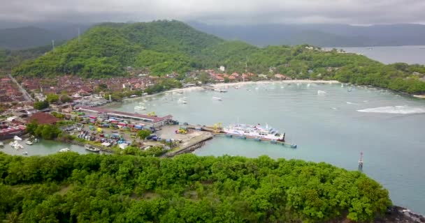 Piękny widok na morze port z łodzi rybackich, 4k wideo, wioska rybacka — Wideo stockowe