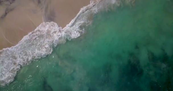 Bela praia vista aérea em vídeo 4k, praia branca em bali — Vídeo de Stock