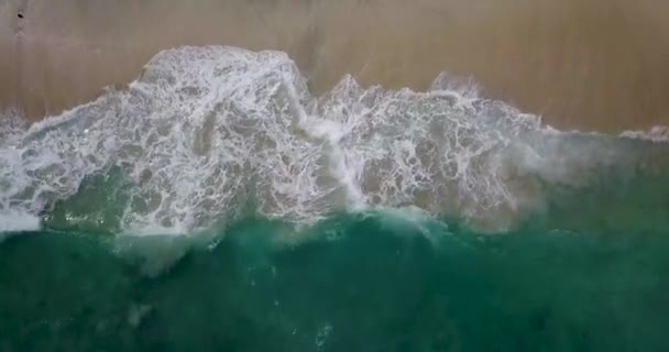Luchtfoto van het mooie strand in 4k video, witte strand op bali — Stockvideo