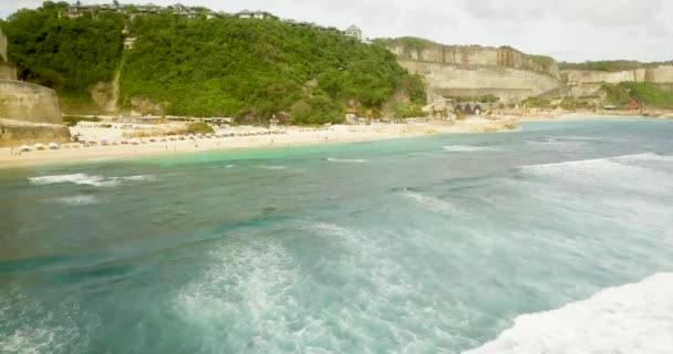 Letecký pohled na krásné pláži ve 4 k video, turisté relaxovat na pláži — Stock video