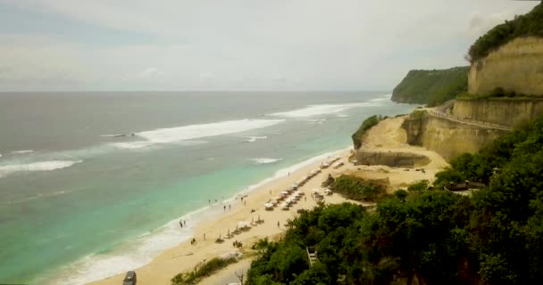 Luchtfoto strand op 4 naar video, toeristen ontspannen op het strand — Stockvideo