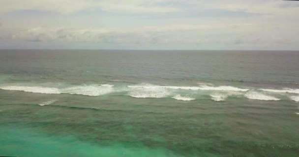 Hermosa vista aérea de la playa a las 4 a vídeo, los turistas se relajan en la playa — Vídeos de Stock