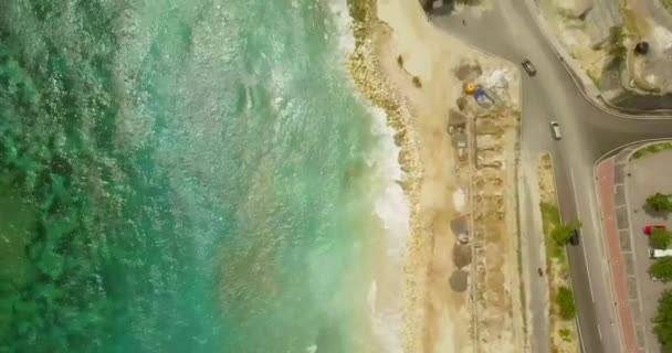 Gyönyörű tengerpart légi felvétel: 4 videó, a turisták a tengerparton napozik — Stock videók
