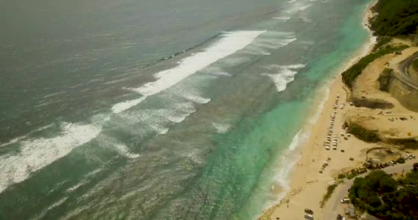 Frumoasă vedere aeriană pe plajă la 4 la video, turiștii se relaxează pe plajă — Videoclip de stoc