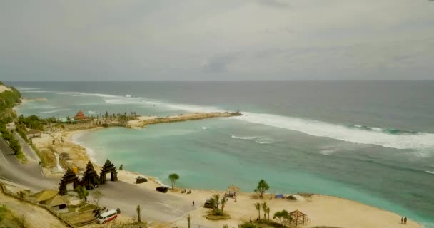 Hermosa vista aérea de la playa a las 4 a vídeo, los turistas se relajan en la playa — Vídeo de stock