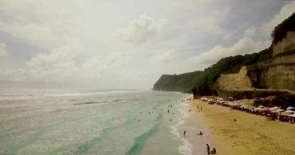 Bela praia vista aérea às 4 para vídeo, turistas relaxar na praia — Vídeo de Stock