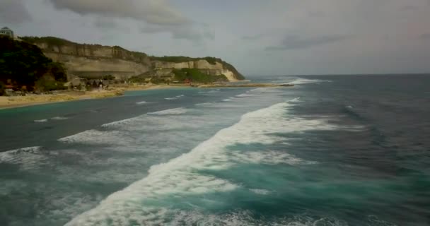 Schöner Strand Luftaufnahme bei 4 bis Video, Touristen entspannen sich am Strand — Stockvideo