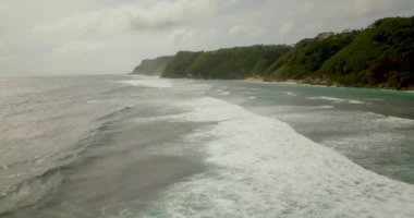 güzel bir plaj havadan görünümü 4 video, turist sahilde rahatla.