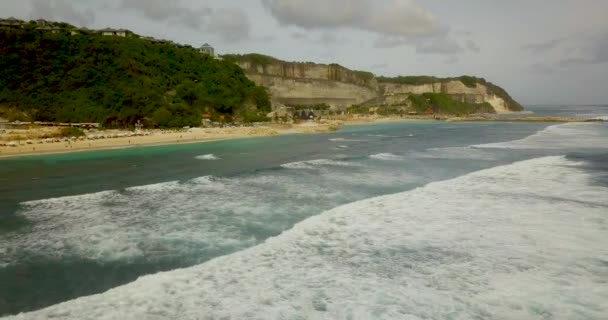 Güzel bir plaj havadan görünümü 4 video, turist sahilde rahatla. — Stok video