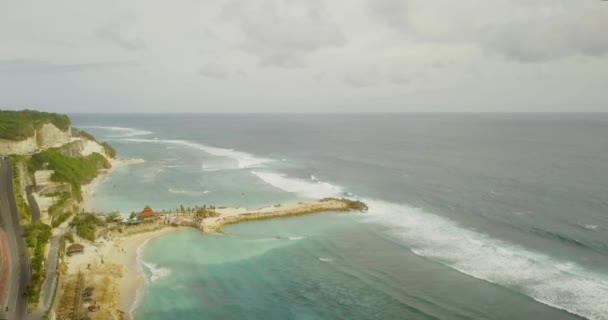 Belle plage vue aérienne à 4 à la vidéo, les touristes se détendre sur la plage — Video