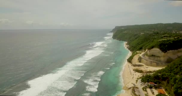 Hermosa vista aérea de la playa a las 4 a vídeo, los turistas se relajan en la playa — Vídeos de Stock