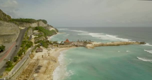Vacker strand Flygfoto på 4 till video, turister koppla av på stranden — Stockvideo