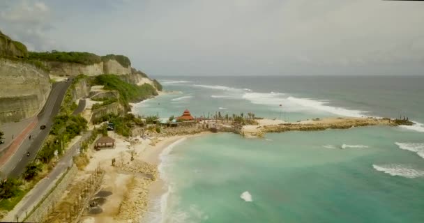 Güzel bir plaj havadan görünümü 4 video, turist sahilde rahatla. — Stok video