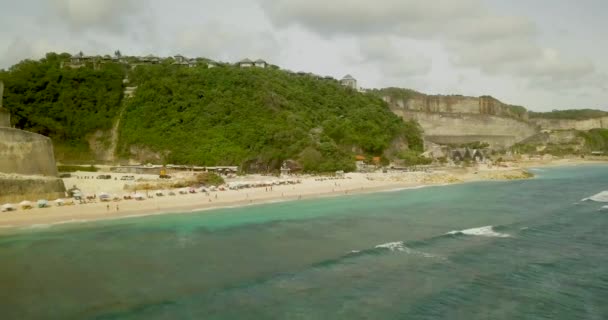 해변에서 아름 다운 해변 비디오 4에 공중 보기, 관광객 휴식 — 비디오