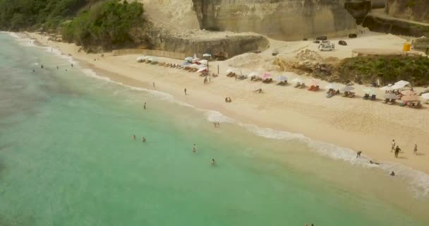 Красивый вид на пляж с воздуха на 4 до видео, туристы отдыхают на пляже — стоковое видео