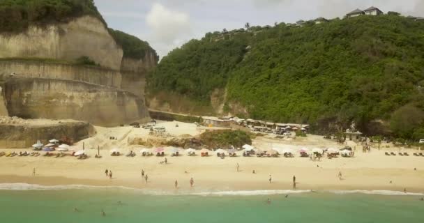 Hermosa vista aérea de la playa a las 4 a vídeo, los turistas se relajan en la playa — Vídeos de Stock