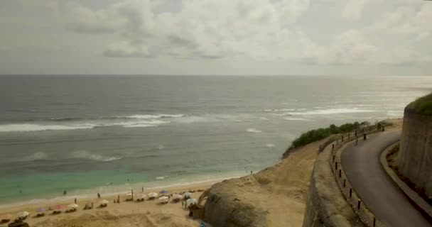 Hermosa vista aérea de la playa a las 4 a vídeo, los turistas se relajan en la playa — Vídeo de stock