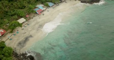 Güzel tropikal plaj, havadan görünümü, 4k video, Endonezya