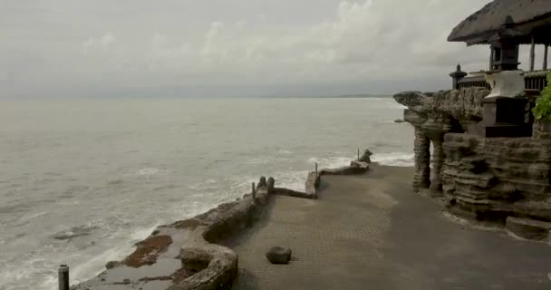 Zapierające dech w piersiach widok z lotu ptaka z Pura Tanah Lot. Tanah Lot jest formacja skalna, wyłączanie indonezyjskiej wyspie Bali. — Wideo stockowe