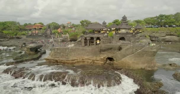 Hisnande Flygfoto över Pura Tanah Lot. Tanah Lot är en klippformation utanför den indonesiska ön Bali. — Stockvideo