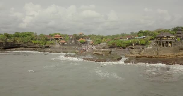 Zapierające dech w piersiach widok z lotu ptaka z Pura Tanah Lot. Tanah Lot jest formacja skalna, wyłączanie indonezyjskiej wyspie Bali. — Wideo stockowe