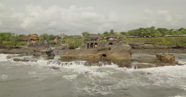 Atemberaubende Luftaufnahme des Pura Tanah Loses. tanah lot ist eine Felsformation vor der indonesischen Insel Bali. — Stockvideo
