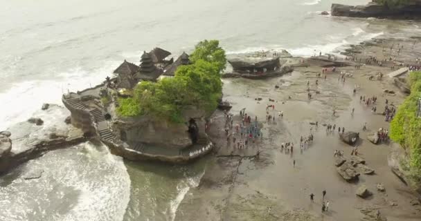 Adembenemende luchtfoto van Pura Tanah Lot. Tanah Lot is een rotsformatie van het Indonesische eiland Bali. — Stockvideo