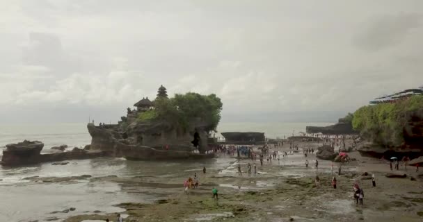 Adembenemende luchtfoto van Pura Tanah Lot. Tanah Lot is een rotsformatie van het Indonesische eiland Bali. — Stockvideo