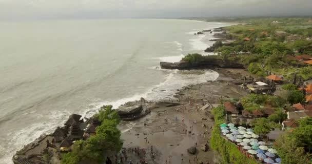 पुरा तन लोटचा श्वास घेणारा हवाई दृश्य. तानान लोट ही बालीच्या इंडोनेशियन बेटापासून एक खडक निर्मिती आहे . — स्टॉक व्हिडिओ