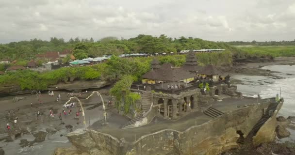 Pura Tanah Lot nefes kesen hava görünümünü. Tanah Lot bir kaya oluşumu Endonezya Bali Adası kapalı olduğunu. — Stok video