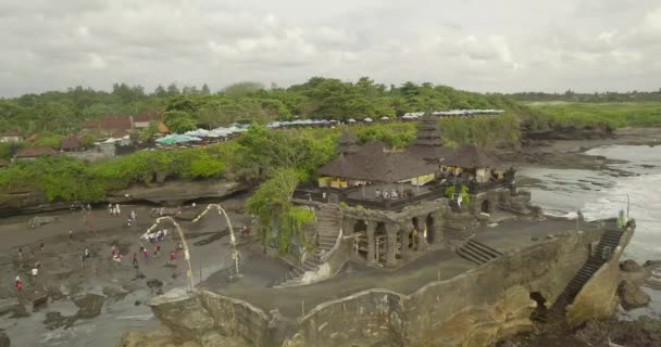 Hisnande Flygfoto över Pura Tanah Lot. Tanah Lot är en klippformation utanför den indonesiska ön Bali. — Stockvideo