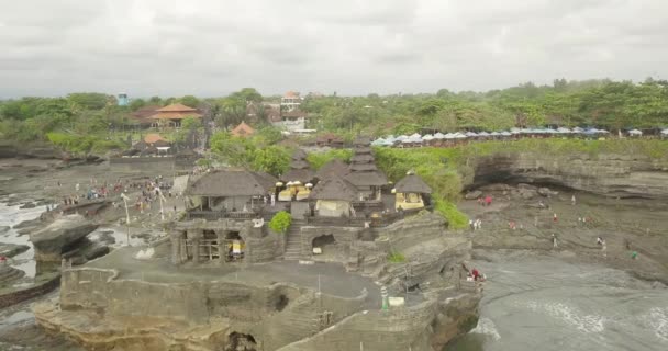 Εναέρια θέα της Pura Tanah Lot. Tanah Lot είναι ένας σχηματισμός βράχου από το ινδονησιακό νησί του Μπαλί. — Αρχείο Βίντεο
