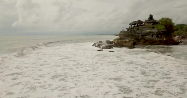 Zapierające dech w piersiach widok z lotu ptaka z Pura Tanah Lot. Tanah Lot jest formacja skalna, wyłączanie indonezyjskiej wyspie Bali. — Wideo stockowe