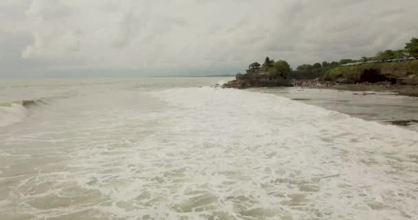 Hisnande Flygfoto över Pura Tanah Lot. Tanah Lot är en klippformation utanför den indonesiska ön Bali. — Stockvideo