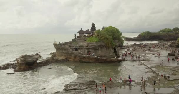 Lélegzetelállító légi felvétel a Pura Tanah Lot. Tanah Lot egy egy szikla ki az indonéziai Bali szigetén. — Stock videók