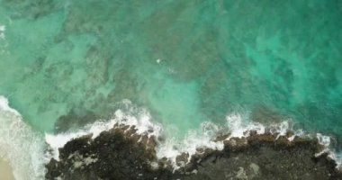 Güzel tropikal plaj, havadan görünümü, 4k video, Endonezya