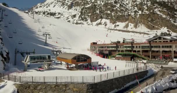 Hermosa vista desde lo alto de una estación de esquí, el Principado de Andorra la Vella — Vídeos de Stock