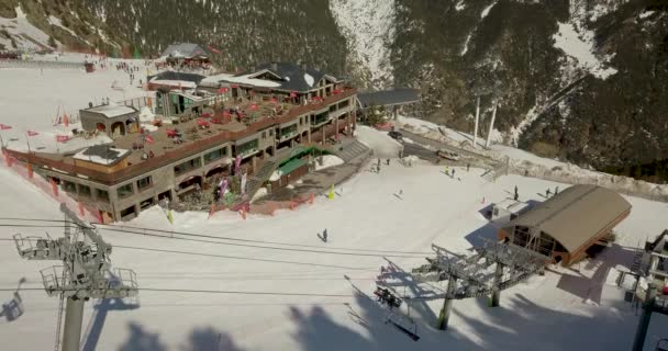 Hermosa vista desde lo alto de una estación de esquí, el Principado de Andorra la Vella — Vídeos de Stock