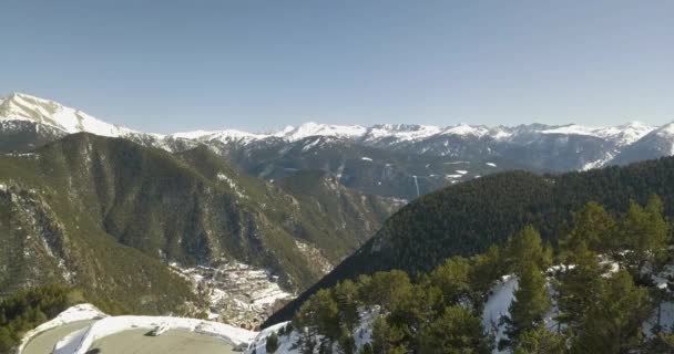 Hermosa vista desde lo alto de una estación de esquí, el Principado de Andorra la Vella — Vídeos de Stock