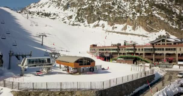 Gyönyörű kilátás a tetején egy sípálya, a fejedelemség Andorra la Vella — Stock videók