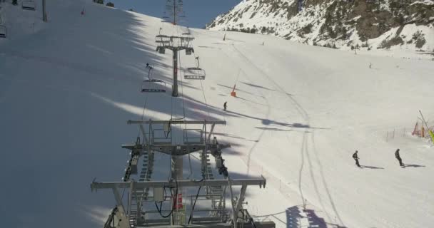 Belle vue depuis le sommet d'une station de ski, la Principauté d'Andorre-la-Vieille — Video
