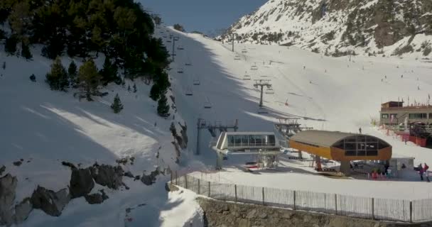 Hermosa vista desde lo alto de una estación de esquí, el Principado de Andorra la Vella — Vídeos de Stock