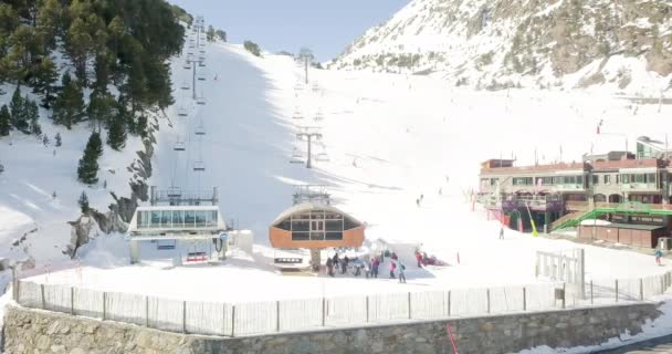 Hermosa vista desde lo alto de una estación de esquí, el Principado de Andorra la Vella — Vídeos de Stock