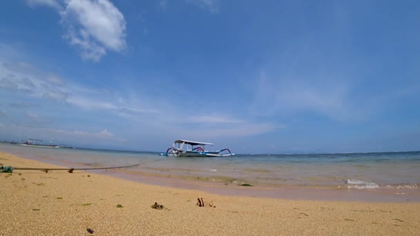 Hermosa vista al mar con barcos, playa tropical — Vídeos de Stock