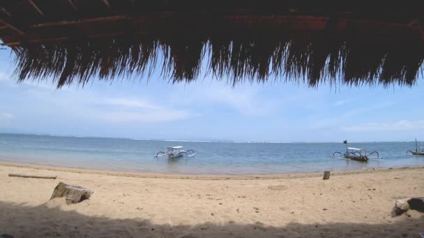 Bela vista para o mar com barcos, praia tropical — Vídeo de Stock