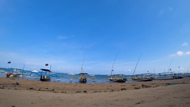 Bela vista para o mar com barcos, praia tropical — Vídeo de Stock