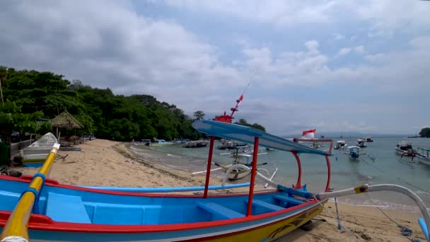 Schöner Meerblick mit Booten, tropischer Strand — Stockvideo