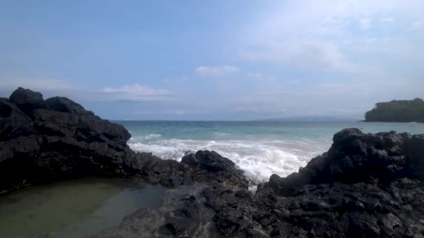 Красивый вид на пляж, красивое море — стоковое видео
