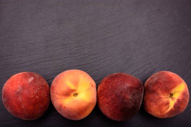 Şeftali yalan üzerine siyah taş mazisi metin için yer